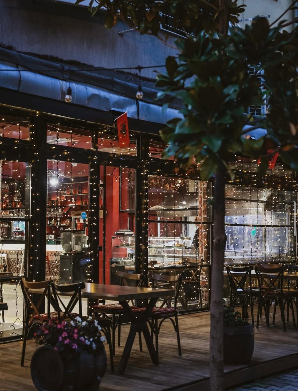 Oda e Prizrenit - Restorant tradicional shqiptar në Tiranë, ambient me drita dekorative